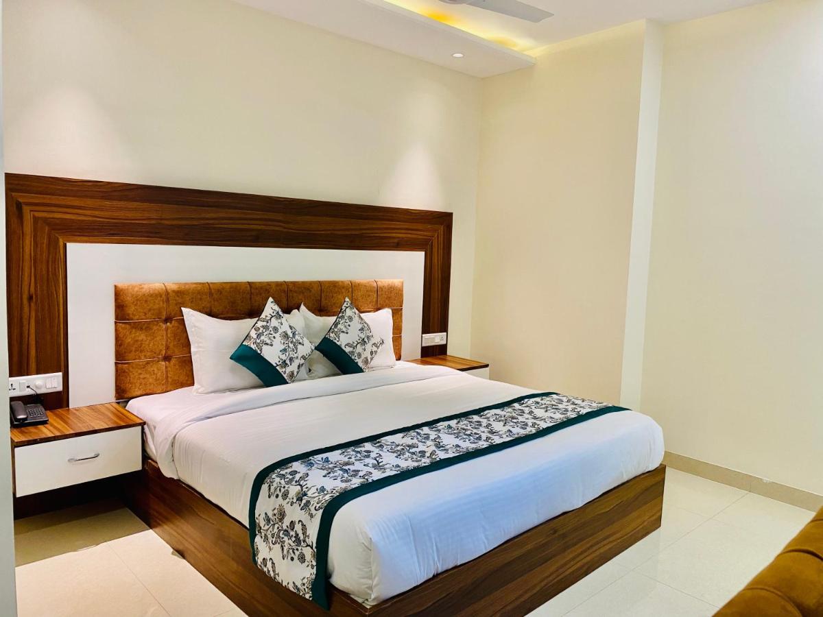אמריצר Hotel White House By An Hotels - Walking Distance From Golden Temple מראה חיצוני תמונה