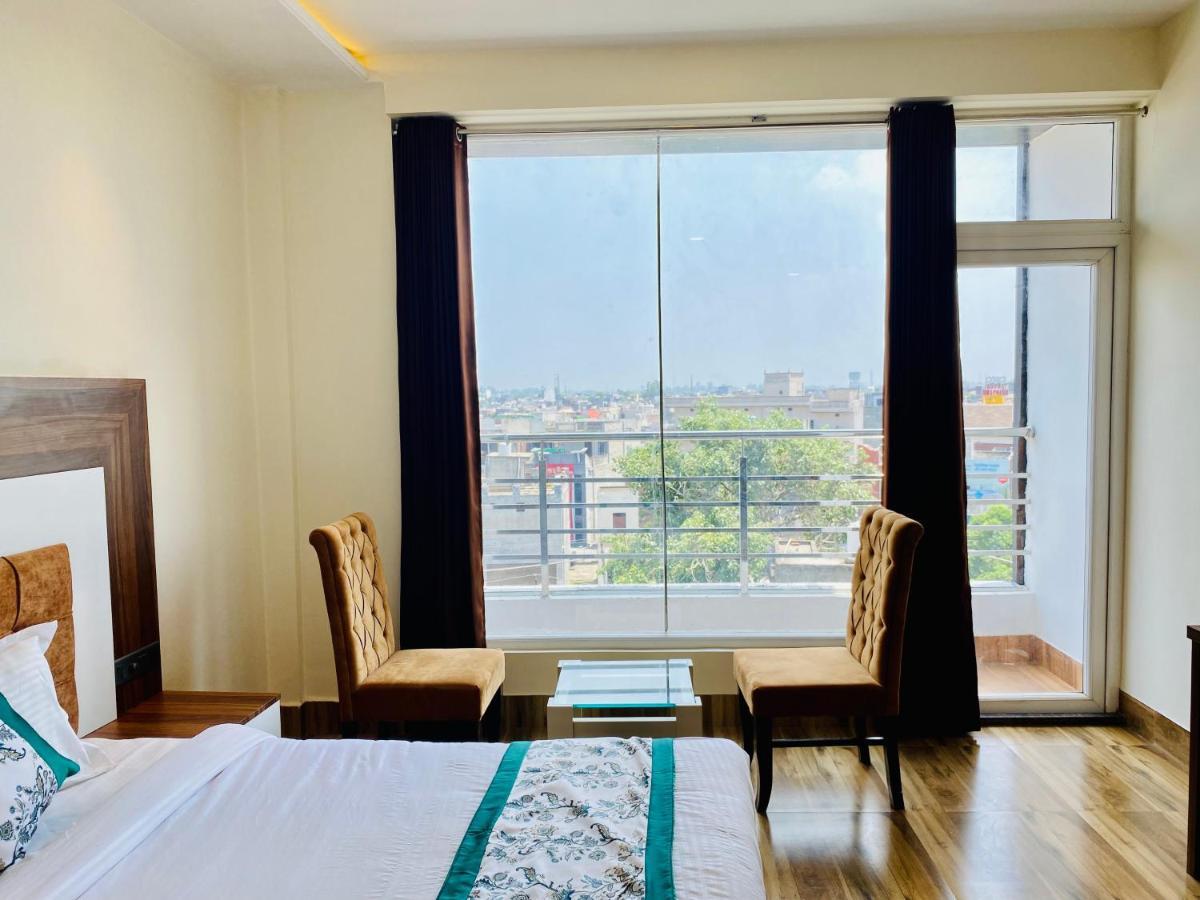 אמריצר Hotel White House By An Hotels - Walking Distance From Golden Temple מראה חיצוני תמונה