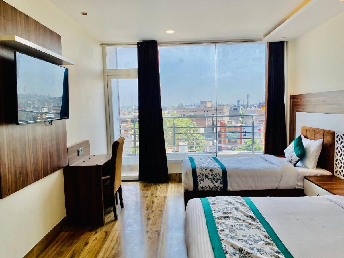 אמריצר Hotel White House By An Hotels - Walking Distance From Golden Temple מראה חיצוני תמונה